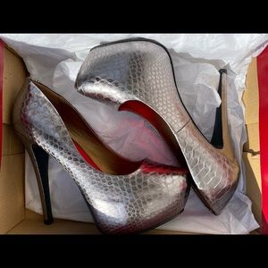 Size 7.5 pewter heels